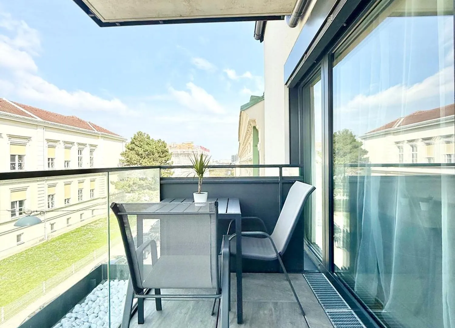 Moebliertes Apartment Mit Balkon Vienne